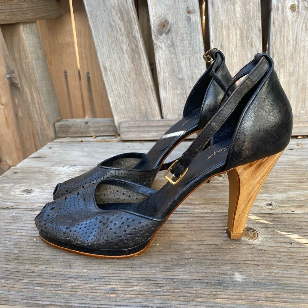Bare Traps Beautiful Vintage 40s 70s black Ankle Strap Heels size 7 1/2